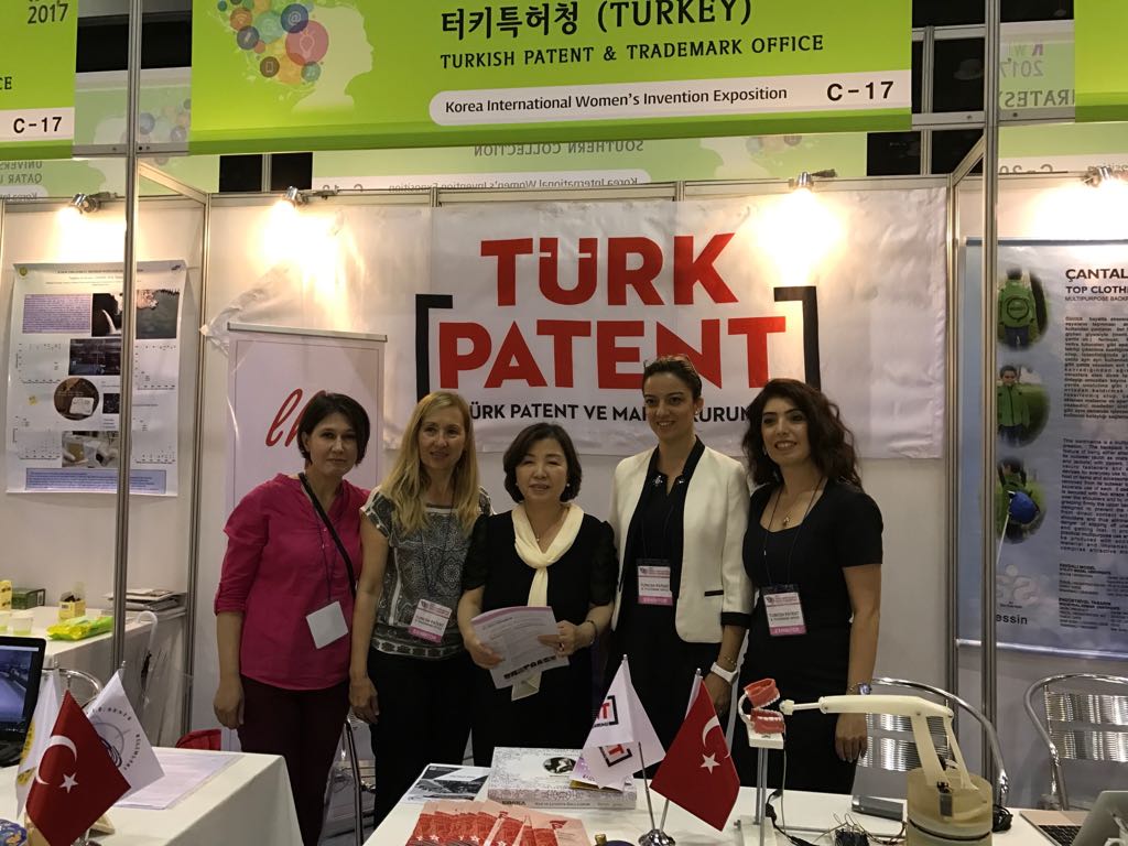TURKPATENT's tweet photo. Kore Uluslararası Kadın Buluşçular Fuarı Organizasyon Komitesi Başkanı Myung-Hee Yoon buluşçularımızdan buluşları hakkında bilgi aldı. https://t.co/54dJFOCrb0