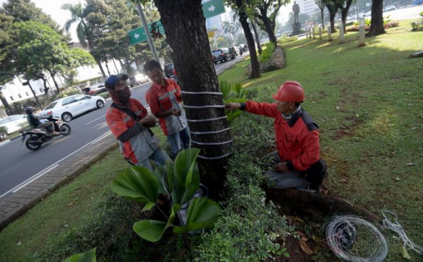 [FOTO] Pemasangan 20.000 Lampu Hias untuk Meriahkan HUT ke-490 DKI Jakarta okz.me/CYbLU