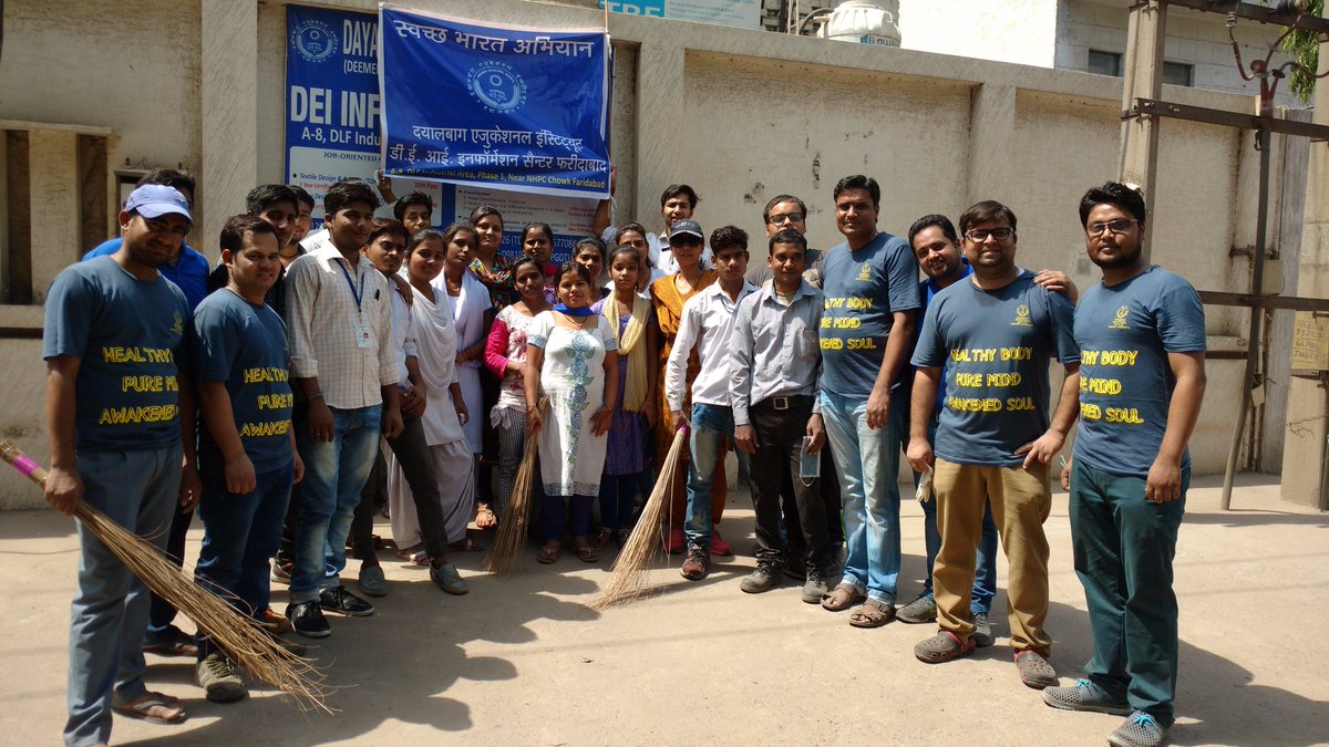 SigmaSixQV's tweet photo. #Students &amp; #Faculty of #Dayalbagh #Educational Institute Information Center, Faridabad #CleanIndia near the campus - Photo by Dhawal Bhanot https://t.co/Mek0ZsxpyO