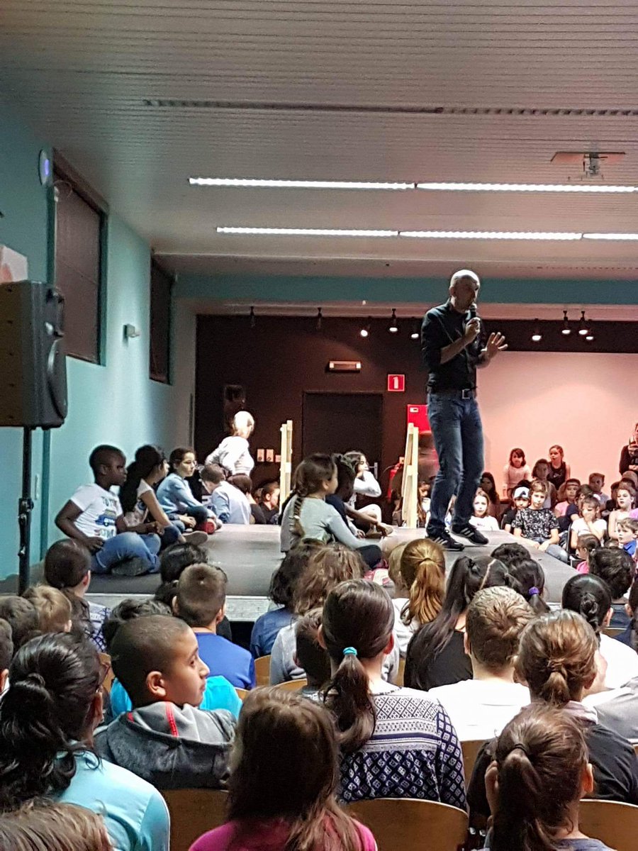 AtheneumMXM's tweet photo. De basisschool @BSGOMelgesdreef houdt #FREEPODIUM op de campus. #FIJNESFEER https://t.co/SV1LEaYmsF