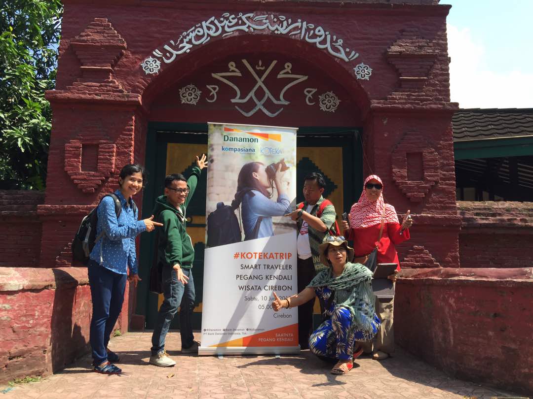 kompasiana's tweet photo. Kompasianer Traveler, singgah sejenak di masjid bersejarah Cirebon. Masjid Agung Sang Cipta Rasa #Kotekatrip #SaatnyaPegangKendali @danamon https://t.co/pLdzCcX3cZ