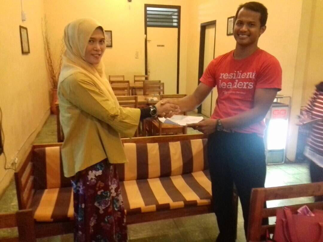 akademiberbagi's tweet photo. Selamat bertugas sbg kepsek baru @AkberLabBatu, Elvi. Terima kasih atas bakti & kerja kerasnya selama jadi kepsek, @karim_abdul. #infoAkber https://t.co/GgR0lXdMmi