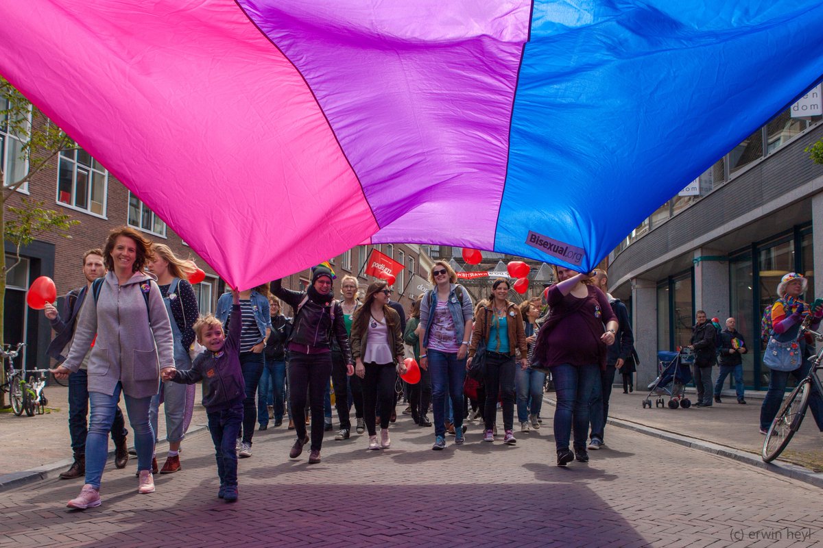 LNBi's tweet photo. Vandaag meelopen tijdens de @PWTH070 kan natuurlijk met een hele grote bivlag! https://t.co/6XFsyGVs6H