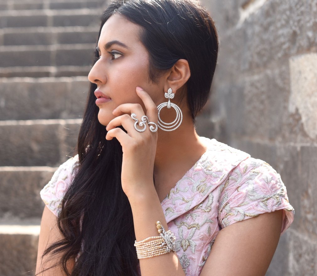 Jaipur_Jewels's tweet photo. When a fashionista admires our exclusivity, it is cherished!
#NitikaChoraria #JaipurJewels #StatementDiamond #BasraPearl #Polki https://t.co/yPbbvNRieb
