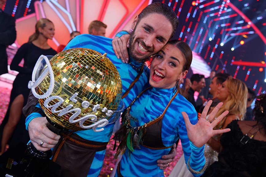 RTL_com's tweet photo. 😀4,41Millionen feiern Staffel-Bestwert #letsdance #finale #DancingStar2017 @GilOfarim- nächstes Frühjahr sehen wir uns bei #letsdance2018💃🕺 https://t.co/OMMp2gTZJy