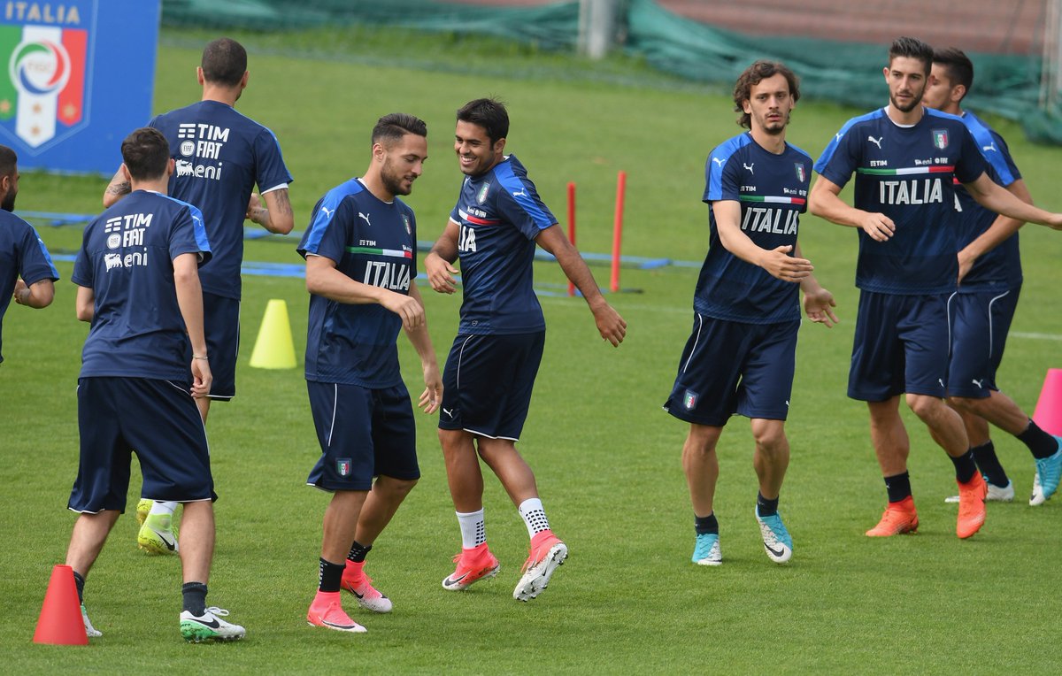 Azzurri's tweet photo. Gli #Azzurri a #Coverciano preparano la gara di domani a #Udine contro il #Liecthenstein!

#ItaliaLiechtenstein 🇮🇹🇱🇮

#VivoAzzurro https://t.co/UhF6qYxUeZ