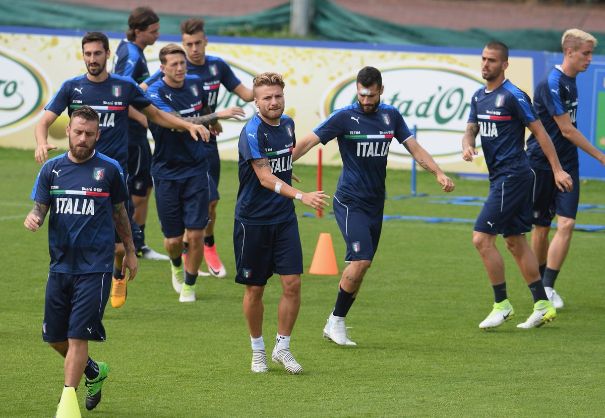 Azzurri's tweet photo. Gli #Azzurri a #Coverciano preparano la gara di domani a #Udine contro il #Liecthenstein!

#ItaliaLiechtenstein 🇮🇹🇱🇮

#VivoAzzurro https://t.co/UhF6qYxUeZ