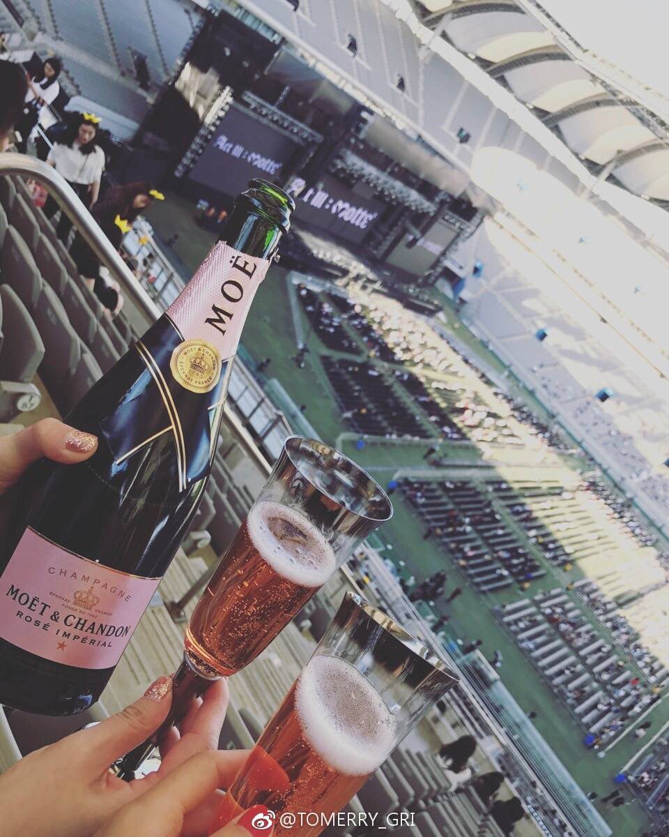 gdragoncg's tweet photo. vips bringing champagne to the concert how extra😂🤧 #MOTTEInSeoul https://t.co/LOFLfL4NVo