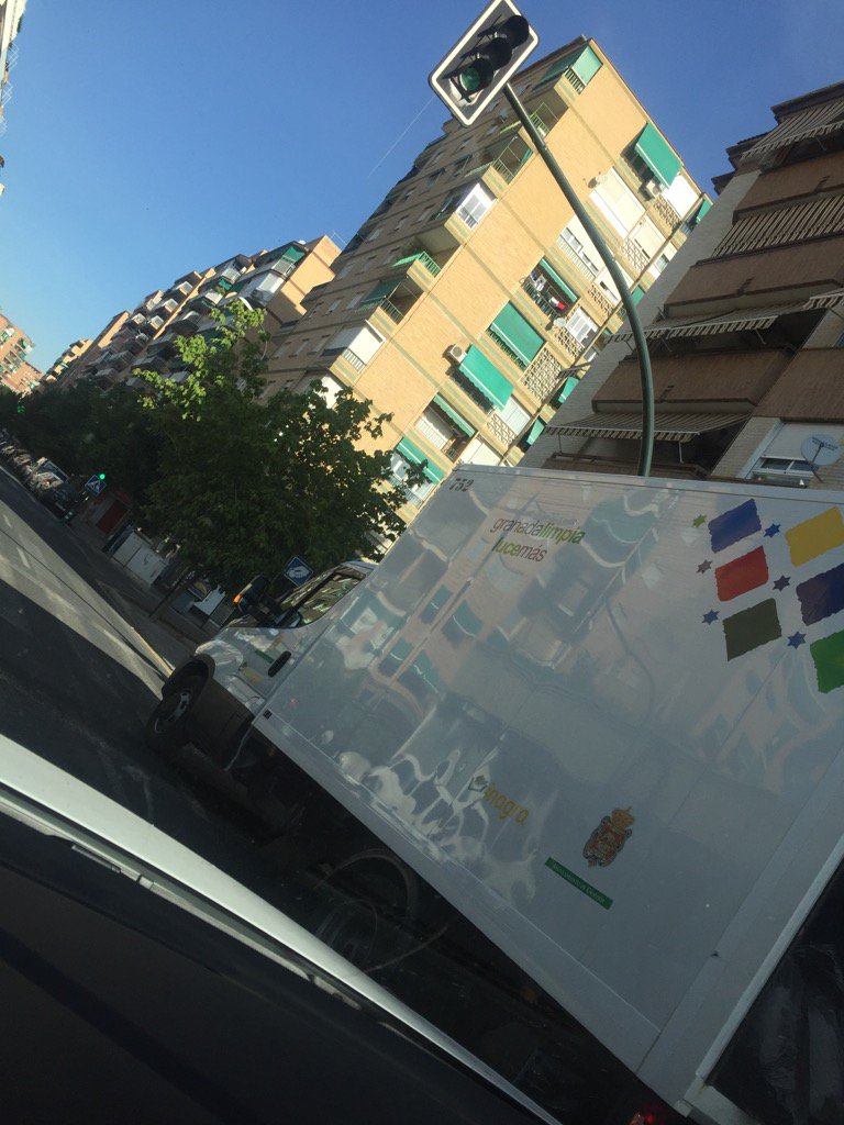 mike_orgo's tweet photo. @ideal_granada INAGRA entorpeciendo la visualización d semáforo en doble fila @granada https://t.co/h7qJLedQGt
