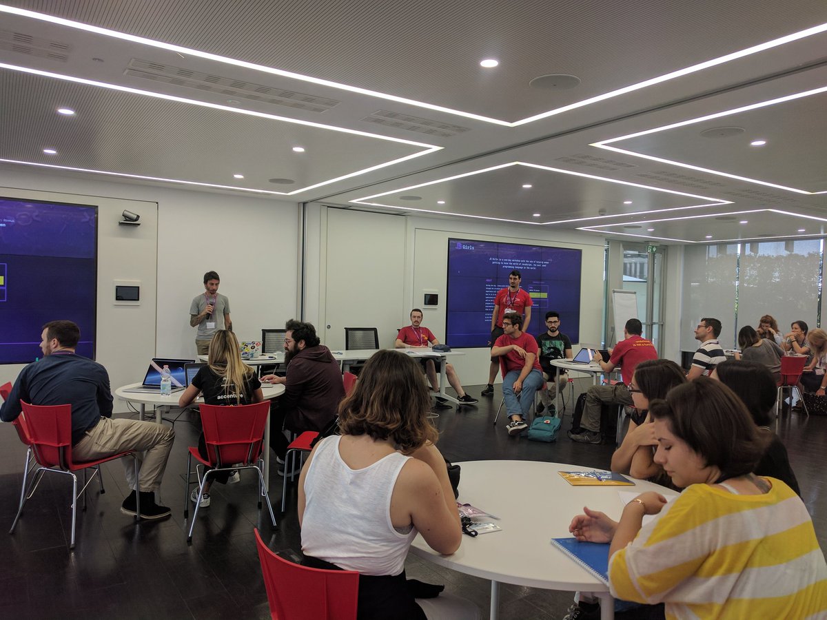 Al via #JSGirls in <a href="/Accentureitalia/">Accenture Italia</a> workshop tutto rosa per "insegnare" a programmare! Con <a href="/googleitalia/">googleitalia</a> e <a href="/Milano_JS/">Milano JS</a>