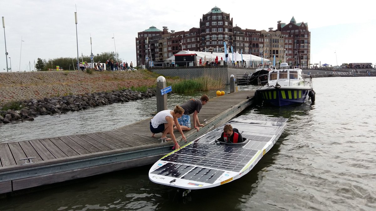 Dutchsolarboat's tweet photo. Wij zijn er klaar voor. Zodadelijk begint om 10:30 de Trial (afstandsrace). Dit keer vaart niet onze gebruikelijke schipper maar Danny. https://t.co/jiVHhlmlUz
