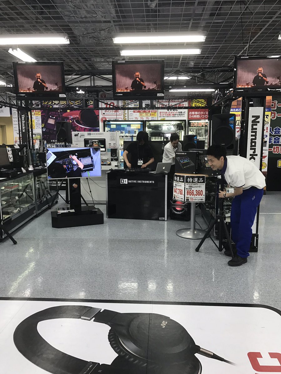 おジャム ヨドバシのオーディオコーナーでスタッフさんdjやってるけど ノリノリでドラムン流してたら店員さんに 人集まらないんでもっと流行りのedmとかでお願いします って怒られててヨドバシブッキングの厳しさを感じた