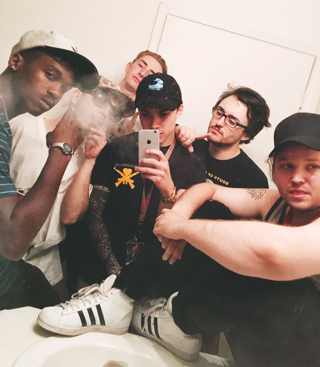 jtgutierrezzzz's tweet photo. It's lit. I don't know. #powerpicture https://t.co/4kgSednPy4