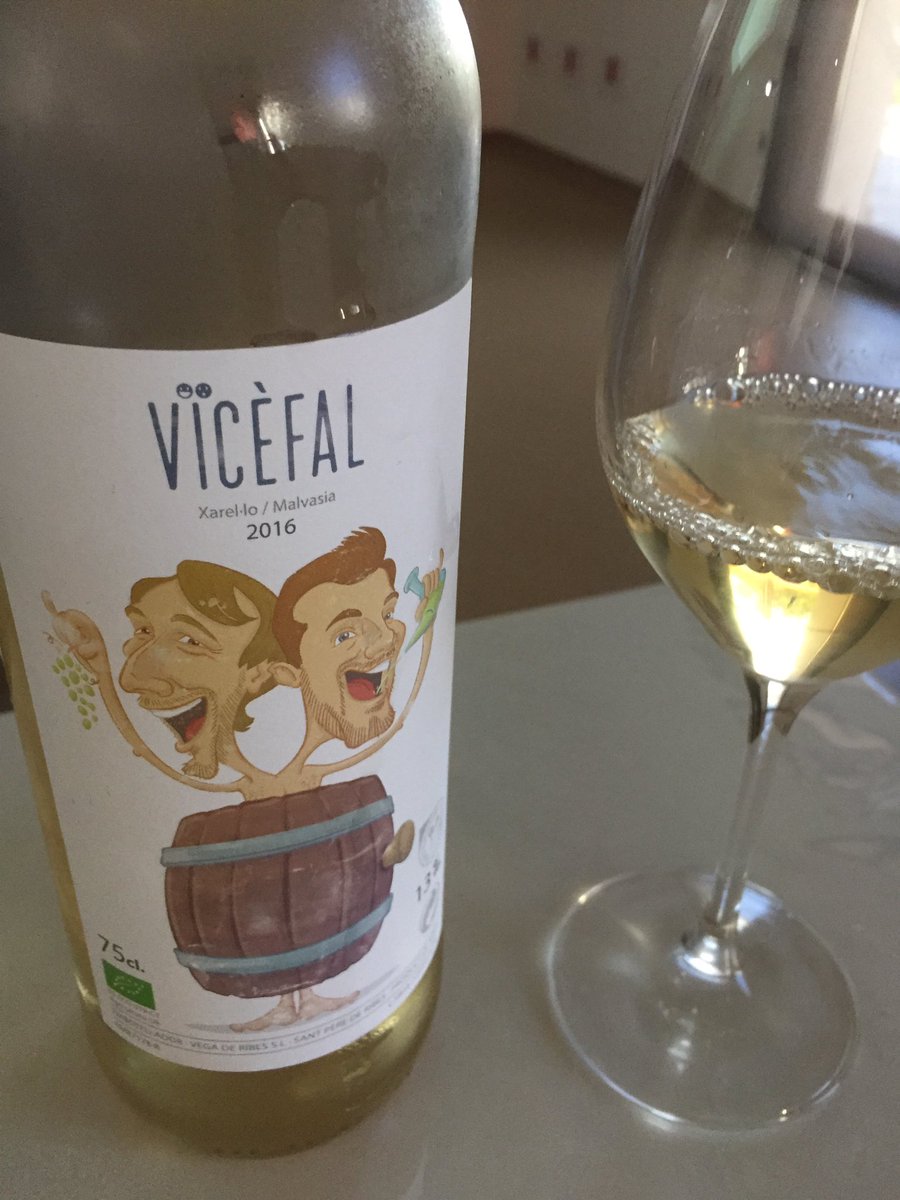 rtroyano's tweet photo. .@GarrafWineTours #xarello &amp; #malvasia d #sitges amb etiqueta-enganxina 10% d descompte x fer tour #massísdelgarraf #enoturisme #wine #WBS https://t.co/P1mbOymI56