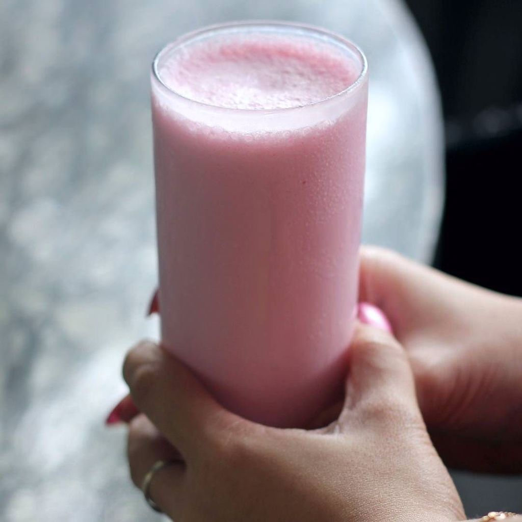 The most refreshing drinks you can imagine. Come and get this Milkshake Strawberry
• #food#blogger#foodie#vscocam#chinese#foodgasm#tanggera…