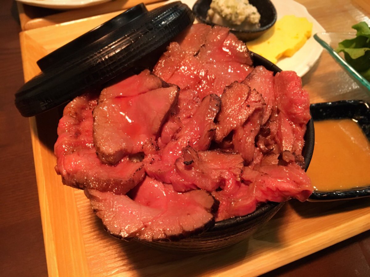 増田美香 Wowowアナウンサー Twitter ನಲ ಲ お腹の空くこの時間にお届け この間食べたお肉丼がたまらなく美味しかった ご飯見えないよ 器からはみ出てるよ お肉