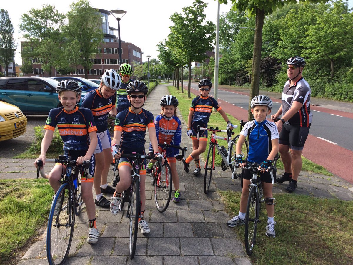 Enthousiaste HRTC-jeugd bij de start Rabo Fietssponsortocht! #RAFST @RaboWF