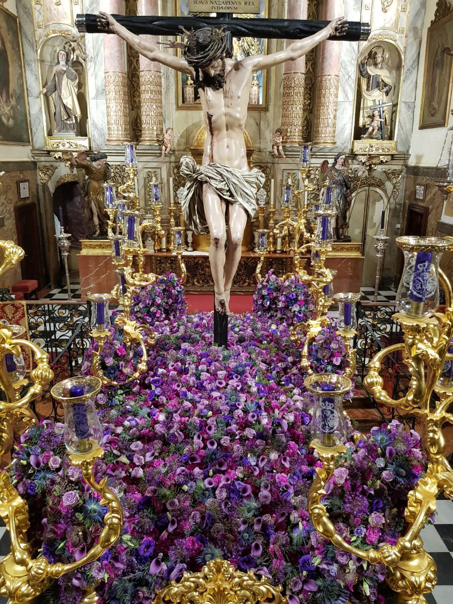 El Cristo de los Desamparados en el paso y con el monte de flores para la procesión de esta tarde
