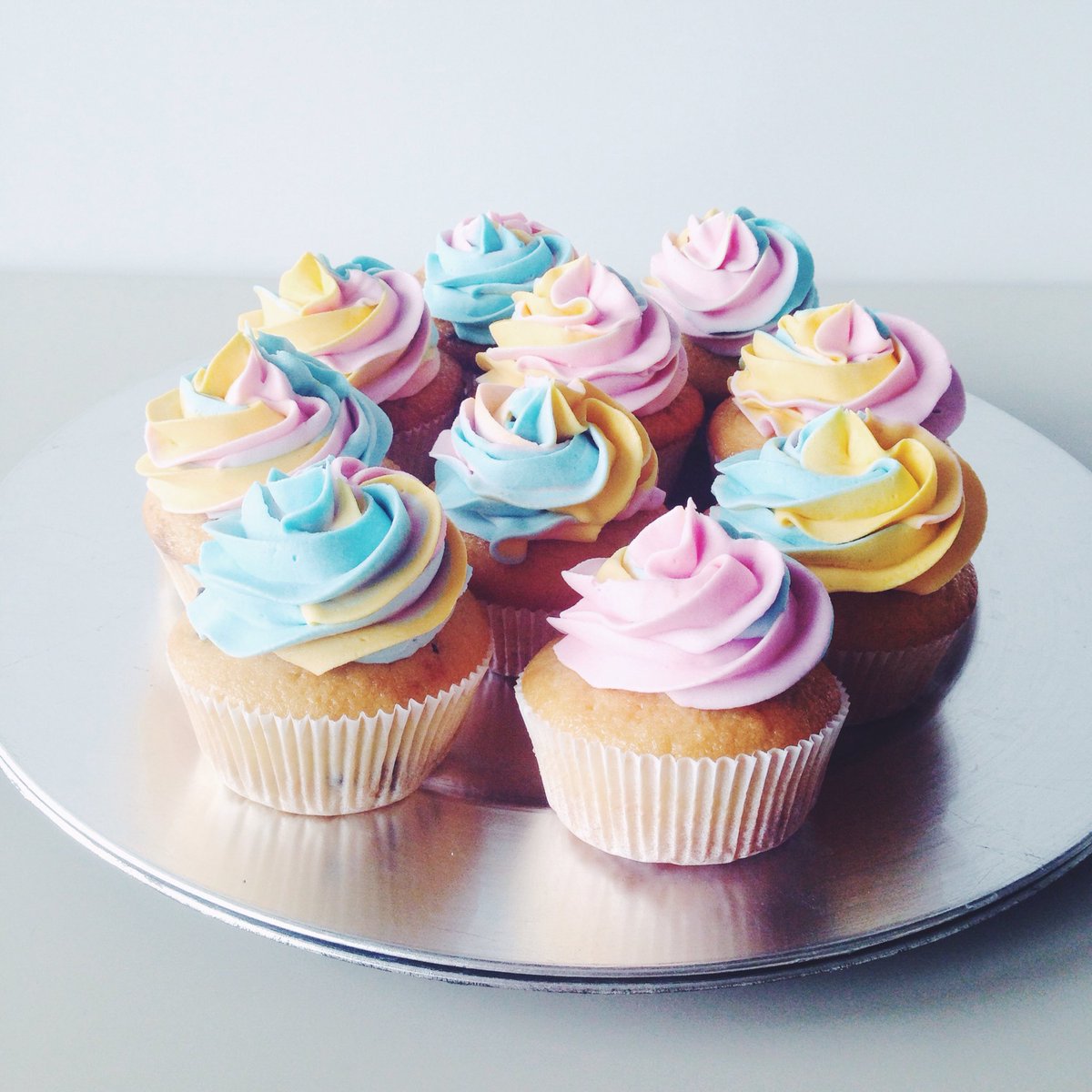 BperBiscotto's tweet photo. Cosa fai questo weekend? Sforno cupcake per attirare unicorni e fatine https://t.co/mAUaF5pGvw