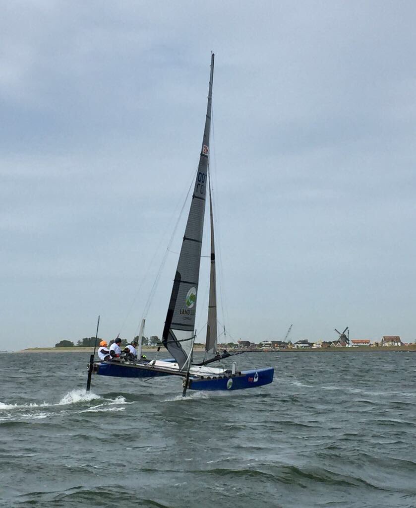 De catamaran van Mischa Heemskerk, Eduard Zaanen en Willem Houwing kwam als eerste voorbij Oudeschild