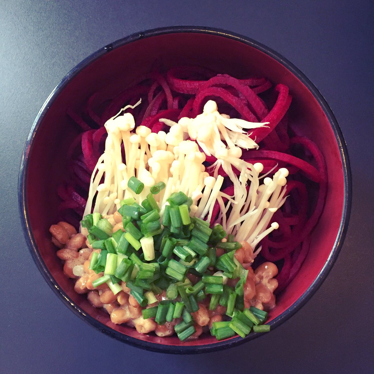 FidelityKastrow's tweet photo. 😋 #rawvegan #beetroot #rawspaghetti #breakfastbowl with #enoki #nattō & #springonions https://t.co/GtEZ7FuY5L