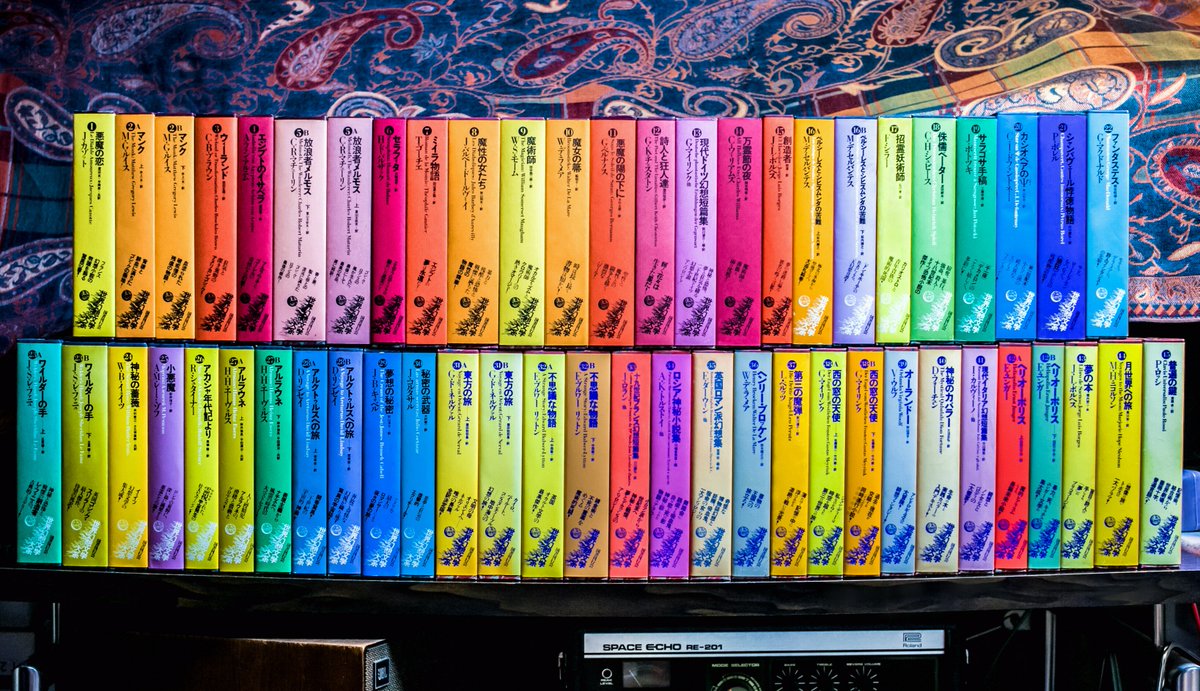 kasshy9's tweet photo. 世界幻想文学大系　全45巻　計55冊　月報揃　国書刊行会

日夏耿之介がかつて全52巻を計画し頓挫した、西欧奇書の一大叢書である「奢灞都南柯叢書」
その衣鉢を継ぐ形となった、紀田順一郎・荒俣宏コンビ監修による出版史上最大規模の幻想文学叢書
マーブル模様の装丁と多色刷りの本文が豪奢 https://t.co/UGdkk57BHY