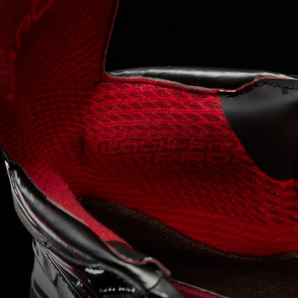 PuckStopUK's tweet photo. The new Bauer 1X Skates are available in store today! #FasterThanFast https://t.co/GSvJtFCzzK