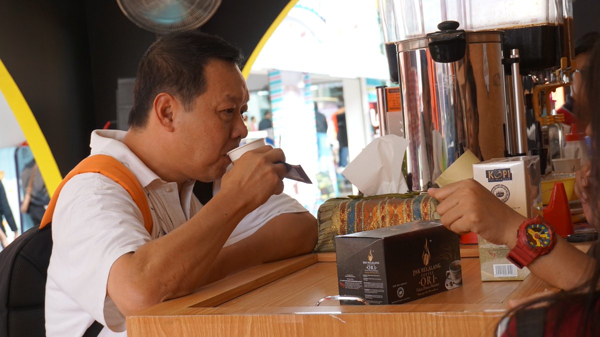 Selamat sore para pecinta kopi... Yuk kunjungi booth kopi pak belalang di PRJ 2017 ....