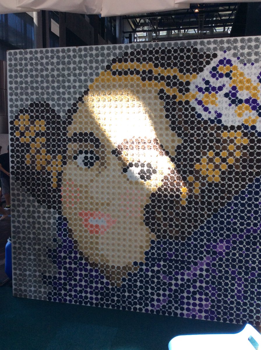elcp72's tweet image. Magnifique #pixelart à base de fleurs (en plastique) à la @MakerFaireParis 👍
Cela représente la première informaticienne 😉
#MFP17