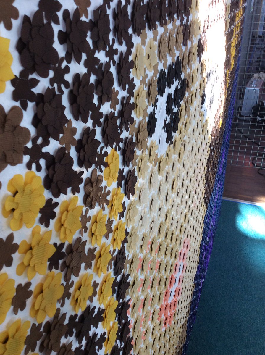 elcp72's tweet image. Magnifique #pixelart à base de fleurs (en plastique) à la @MakerFaireParis 👍
Cela représente la première informaticienne 😉
#MFP17