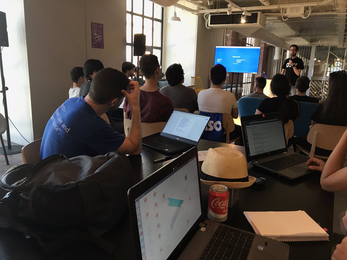 beatrucha81's tweet image. Aquí unas cuantas #adalabers escuchando a @IgnaciodeNuevo hablando de CSS Grid en @os_weekends 💪🏻