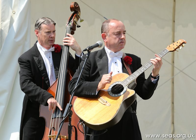 SouthEngShows's tweet photo. .@casasteps are here to entertain you #SoE #1920s #toetappingtunes #Sussex https://t.co/SbNKOAmMP3