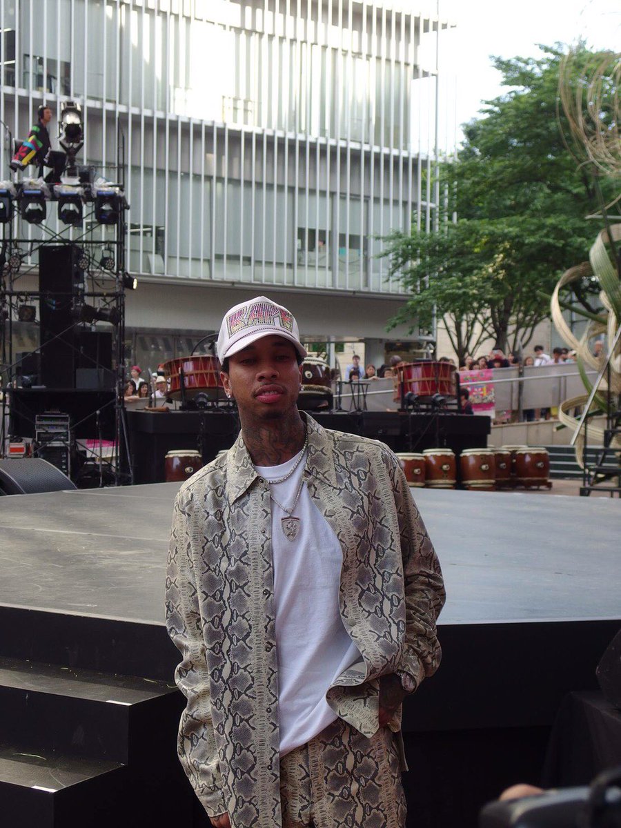 Wwdjapan イベント取材 山本寛斎プロデュースの 日本元気プロジェクト17 スーパーエネルギー が開催中 アフリカンパーカッションの演奏とダンスが圧巻です 客席にはアメリカ からラッパーのタイガも 山本寛斎 日本元気プロジェクト