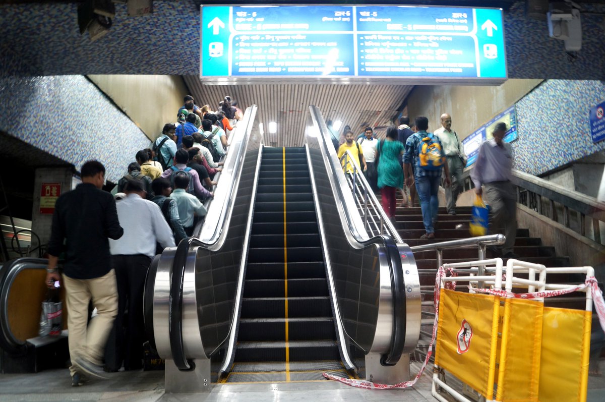 Эскалатор метрополитена поднимает неподвижно. Метро в Стамбуле эскалатор. Эскалатор трансформер Токио. Стамбул 2018 метро эскалатор. Метро Гуанчжоу эскалатор.