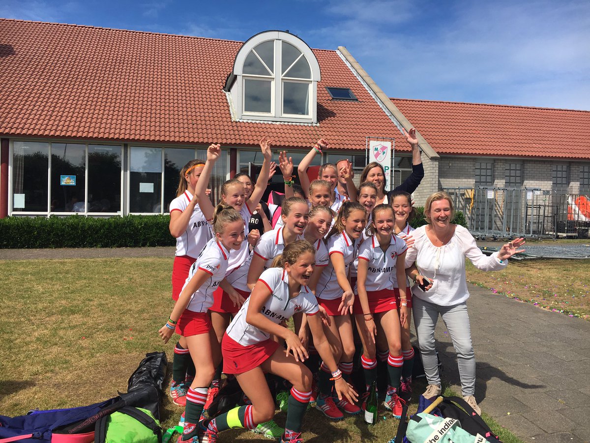 MarcDuijzer's tweet photo. Wat een wedstrijd! Maar uiteindelijk. MC 1 kampioen 🏆@hcmop https://t.co/Pab0J3GqWk