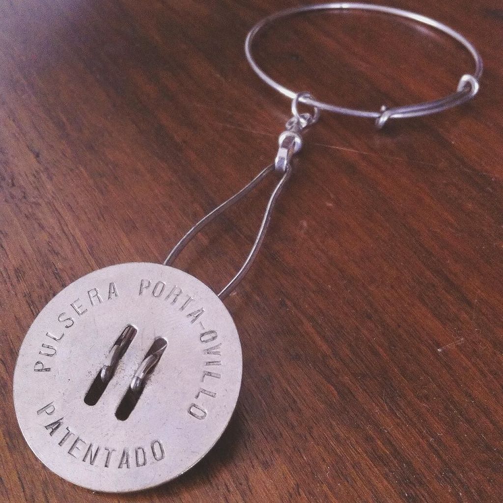 horadecrochet's tweet photo. He encontrado esta reliquia, una pulsera porta-ovillos, y creo que la voy a sacar a pasear aprovechando el #diaint… https://t.co/Su1DE9esBw https://t.co/mzS2kwmdPM