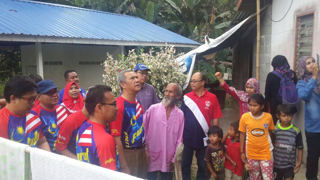 MatNadzari's tweet photo. Pagi ini ziarah ramadhan di Perkampongan Orang Asli Bkt mancung. Banyak perkara perlu dilakukan; dalam gembira rupanya mereka menangis. https://t.co/0TgNstgW7J