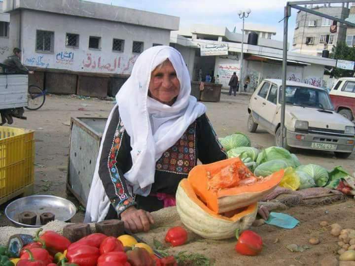 HNOODGAZA's tweet photo. الأم #الفلسطينية ..
امرأة تعانق المجد ..
أم #صابرة، #قوية، #مؤمنة
صباحكم إشراقة أمل تغزو القلوب فتفيض ابتسامة وحبا ..
#فريق_نبض_الوطن https://t.co/ZkcTa18AJq