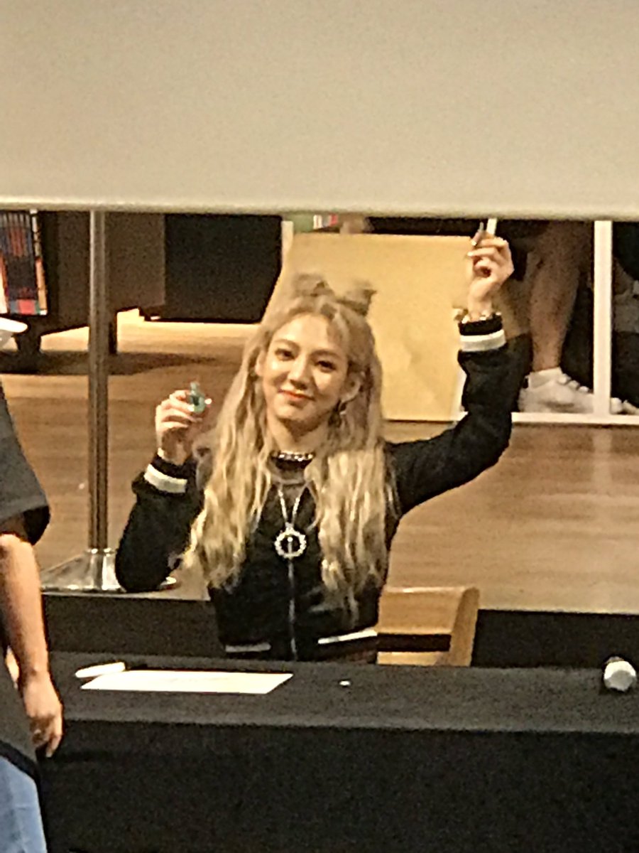 [PIC][10-06-2017]HyoYeon tham dự buổi Fansign đầu tiên cho “WANNA BE” vào hôm nay DB8y13kVwAAkl8q