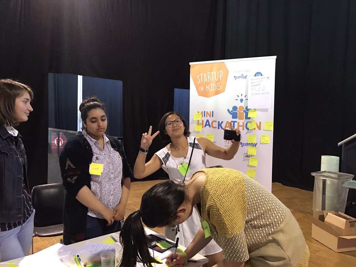 StartupForKids's tweet photo. Hacking de kakémono par les lycéens ! @Arounie 
#S4K17 #fens17 https://t.co/slR50jMaLk