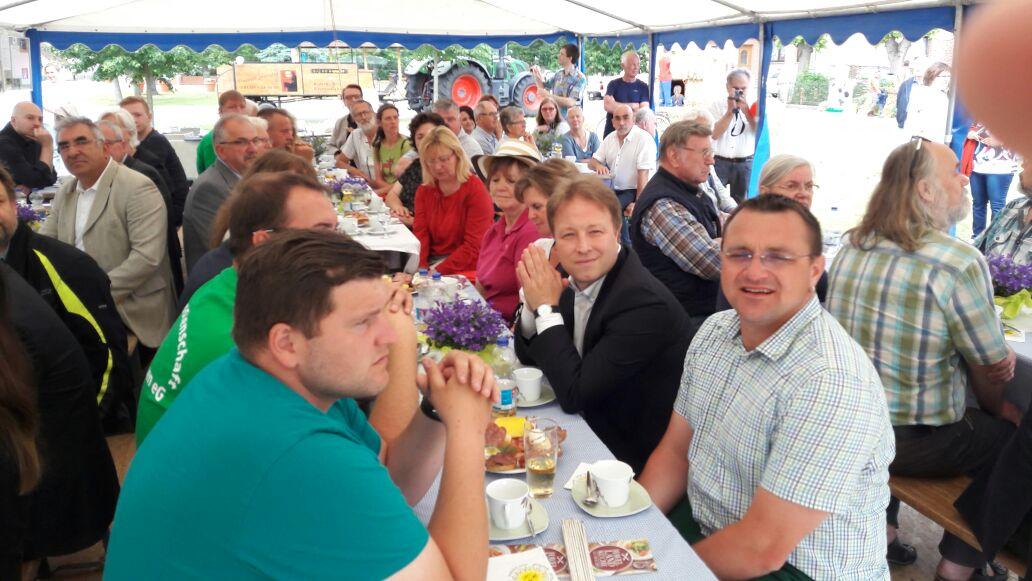 SteinekeCDU's tweet photo. Agrarpolitisches Frühstück auf dem Dorfanger in #Spaatz #Havelland #Landpartie #fürsieda https://t.co/uHOvtVWWEI