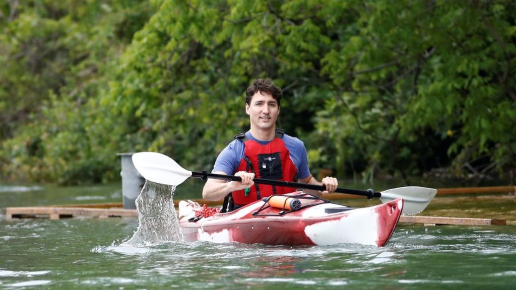 Justin Trudeau - Canada's PM paddles over for a chat - BBC News crwd.fr/2t2SbfO

crwd.fr/2t2TsUo