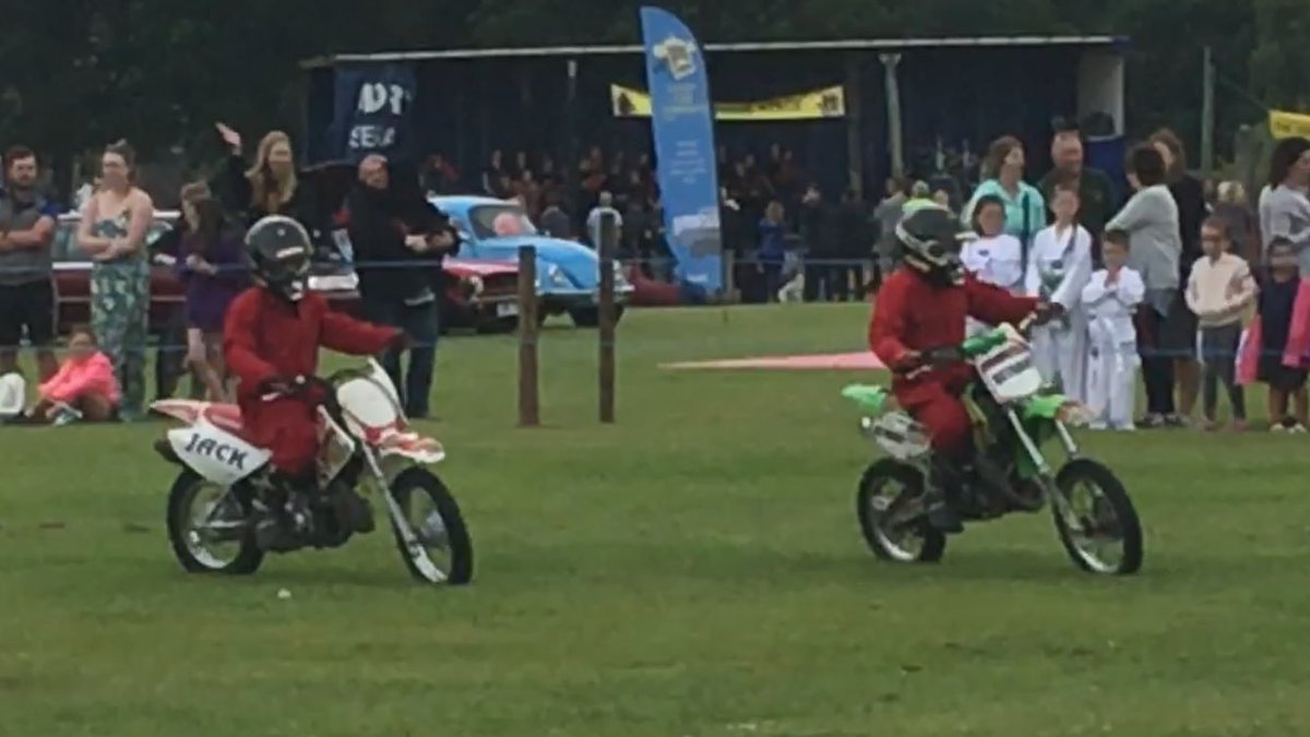 BethanyDiamond4's tweet photo. Show no.2 Corfe Mullen, me and my brother Jack riding together @KawasakiMXCoach @Maxxis_Tyres @UKTeamGreen @ https://t.co/1aU5wKmZMJ