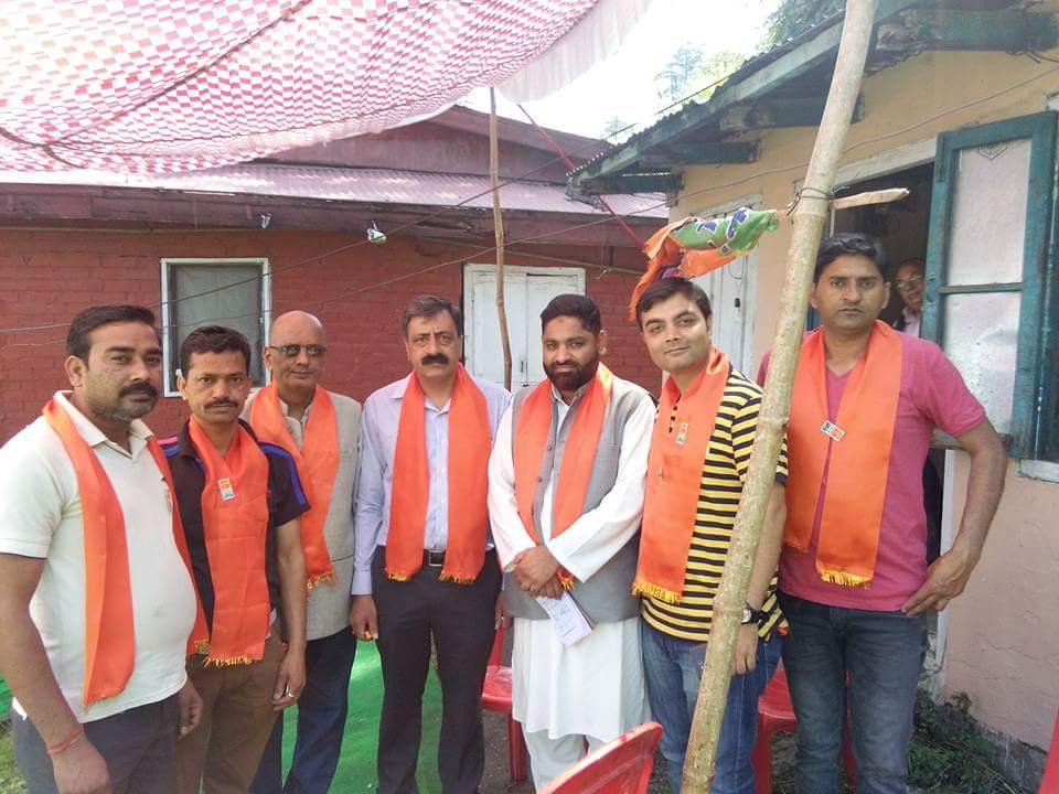 BJP4Shimla's tweet photo. #शिमला_नगर_निगम_चुनाव में वार्ड नंबर 2 संजीव ठाकुर जी के लिए प्रचार करते हुए जनता का मिल रहा है प्यार 
 #Vote4BJP https://t.co/FBCYCCV2PA