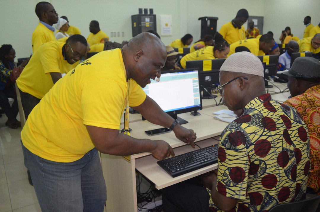 MTNCotedIvoire's tweet photo. Les #MTNers partagent les connaissances des #TICs aux personnes du 3ème age. #YelloCare #ShareKnowledge https://t.co/ip3x5Ay997