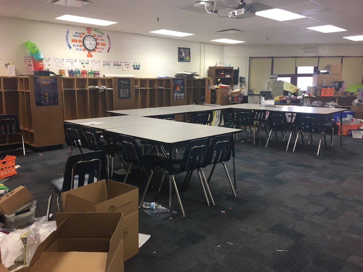 msstogs's tweet photo. My future classroom! Currently has another teacher's belongings, but I'll move in soon enough! #firstjob #imateacher https://t.co/SA9vzdRKdR