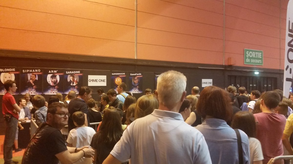 DigitalGameShow's tweet photo. Beaucoup de monde pour rencontrer nos invités Youtuber sur le #DGMS2017 ! https://t.co/il306NIOHD