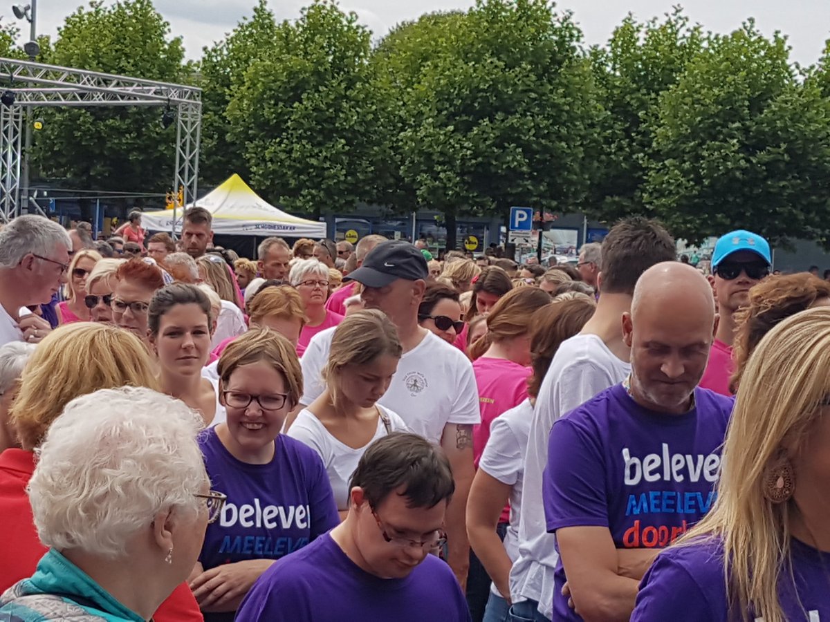 SamenloopHeesch's tweet photo. Wat een grote groep lopers bij de @SamenloopHeesch. Een groep van 2.450 lopers baant zich een weg door het centrum van #Heesch. Geweldig! https://t.co/Sq7aNnrjOk