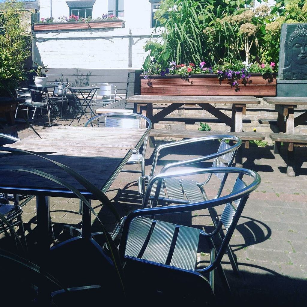 PlateausLunar's tweet photo. The best beer garden no one knows about.  My new hide out.  #beer #beergarden #hidden #sunshine #hideout #treehous… https://t.co/wgEsFRbb6u https://t.co/CKj3vuIG9w