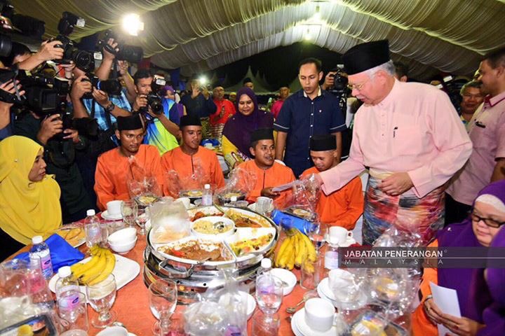 <a href="/NajibRazak/">Mohd Najib Tun Razak</a> <a href="/khalednordin/">Khaled Nordin 🇲🇾</a> #jauharku | YAB <a href="/NajibRazak/">Mohd Najib Tun Razak</a> turut menyampaikan sumbangan kpd golongan OKU yg sama2 meraikan kehadiran beliau.
#ihyarahmatramadan #felda